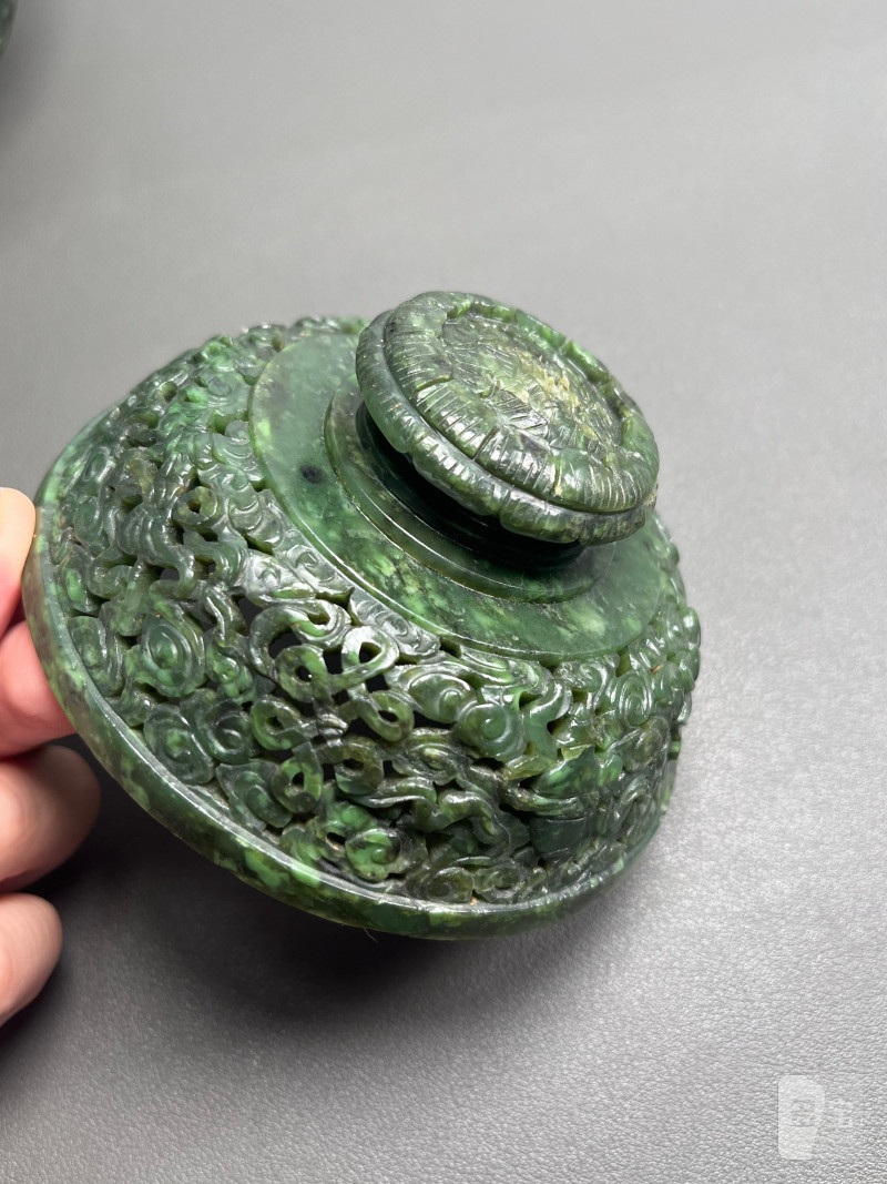 清乾隆  碧玉饕餮纹折沿熏炉（带木座） - 图8